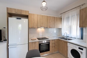 Kylskåp, ugn, spishäll och grytor/köksredskap