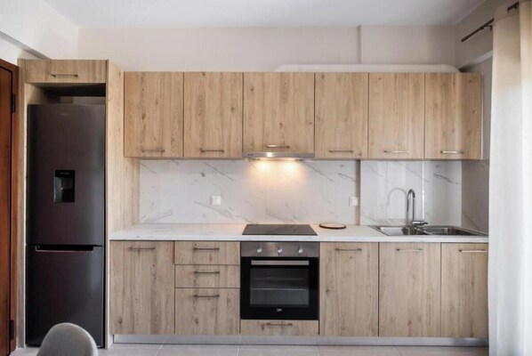 Kylskåp, ugn, spishäll och grytor/köksredskap