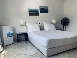 Safe på rommet, skrivebord og wi-fi (inkludert)