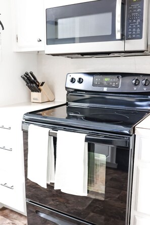 Microwave, oven, stovetop, dishwasher - Trinity Townhome #B in the heart of Hobbs (Hobbs)