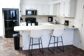 Microwave, oven, stovetop, dishwasher - Trinity Townhome #B in the heart of Hobbs (Hobbs)