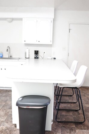 Microwave, oven, stovetop, dishwasher - Trinity Townhome #B in the heart of Hobbs (Hobbs)