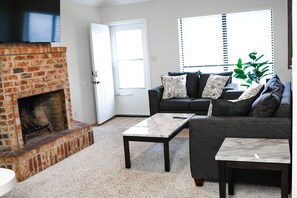 Smart TV, fireplace - Trinity Townhome #B in the heart of Hobbs (Hobbs)