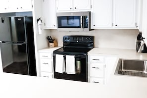 Micro-ondes, four, plaque de cuisson, lave-vaisselle