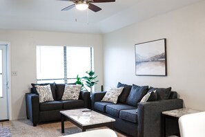 Smart TV, fireplace - Trinity Townhome #B in the heart of Hobbs (Hobbs)