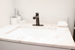 Hair dryer, towels, soap, shampoo - Trinity Townhome #B in the heart of Hobbs (Hobbs)
