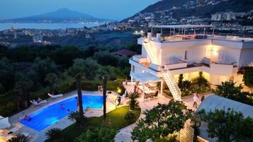 Piscina all'aperto, una piscina riscaldata