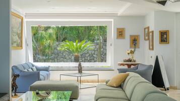 Smart-TV, Kamin, Stereoanlage