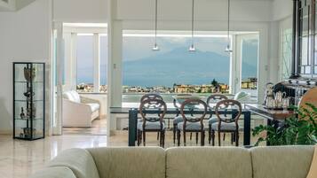 Smart TV, caminetto, impianto stereo