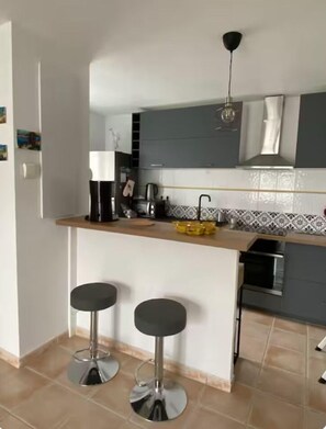 Frigorífic, microones, forn i placa de cuina 
