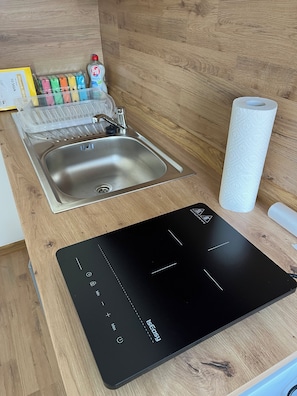 Réfrigérateur, four à micro-ondes, un four, surface de cuisson