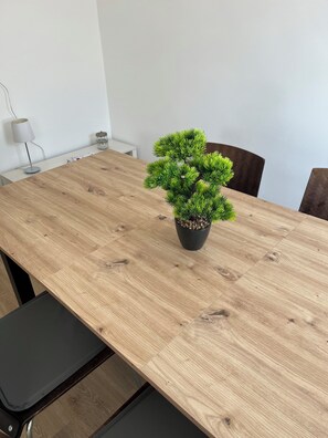 Dining - Möbliertes Apartment mit Offener Wohnküche, Schafzimmer und Bad in Hamm Mark (Hamm)