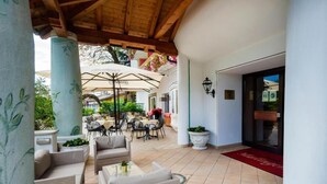 Terrace/patio - Piccolo Hotel Marlingerhof (Marlengo)