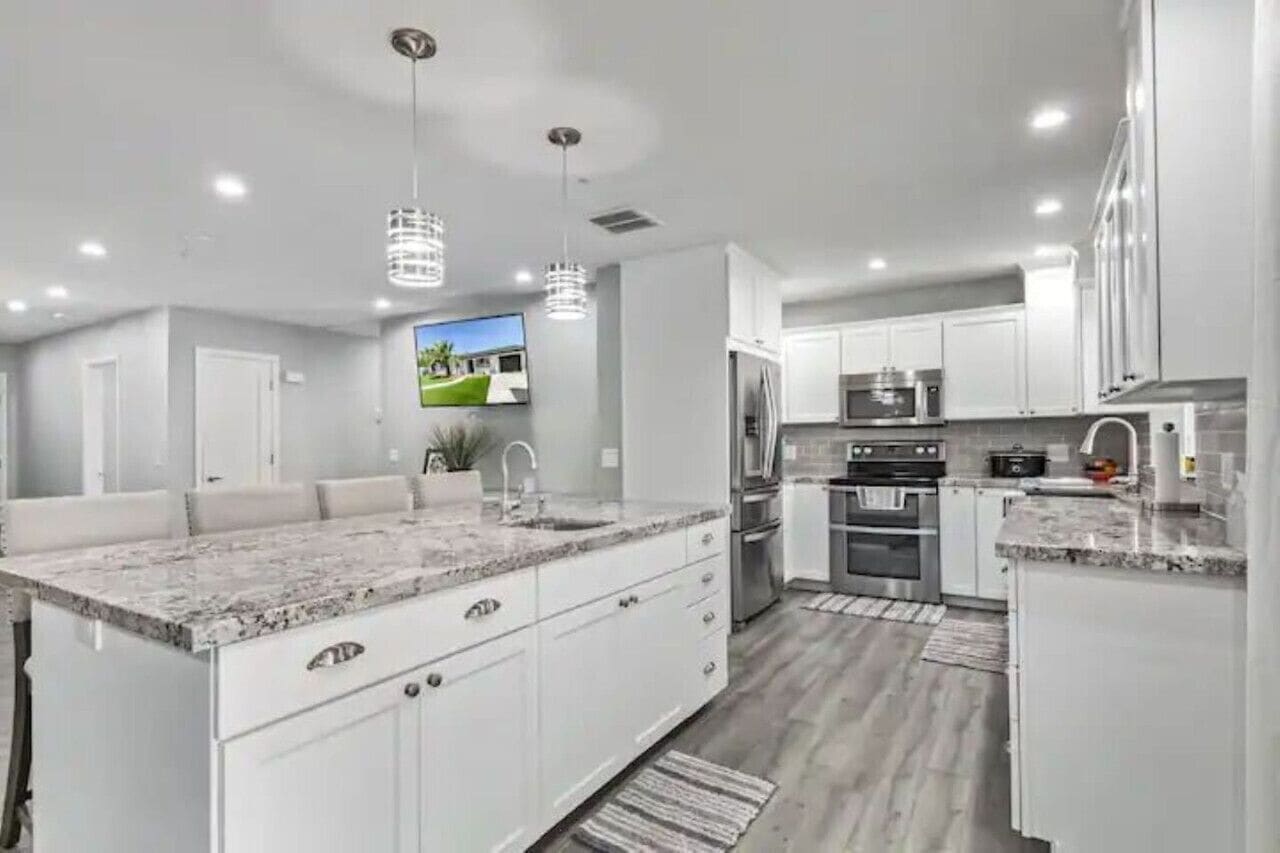 Réfrigérateur, plaque de cuisson, cafetière/bouilloire