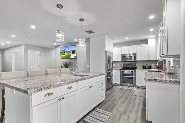 Køleskab, kogeplade, kaffe-/temaskine, køkkentøj/tallerkener/redskaber