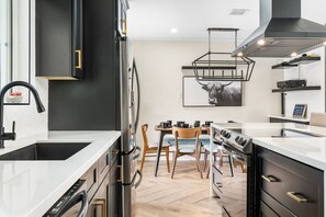 Een koelkast, een kookplaat, een koffiezetapparaat/waterkoker