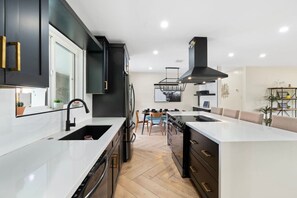Refrigerador, placa de cocina, cafetera/tetera, utensilios de cocina