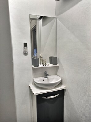 Douche, sèche-cheveux, serviettes fournies, papier toilette