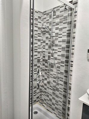 Douche, sĂšche-cheveux, serviettes fournies, papier toilette