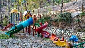 Une aire de jeux avec des toboggans et des structures d’escalade.