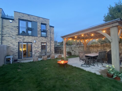 Modern Home On Outskirts Of Edinburgh With Excellent Public Transport Links