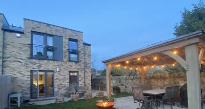 Modern Home On Outskirts Of Edinburgh With Excellent Public Transport Links