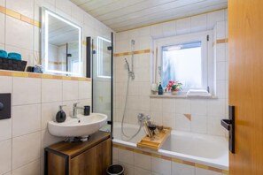 Een haardroger, handdoeken, zeep, shampoo