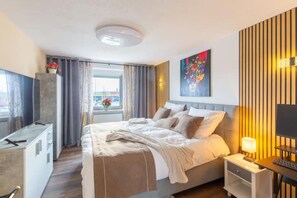 1 habitación, escritorio, tabla de planchar con plancha y cuna de viaje 