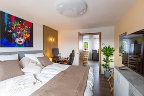 1 habitación, escritorio, tabla de planchar con plancha y cuna de viaje 