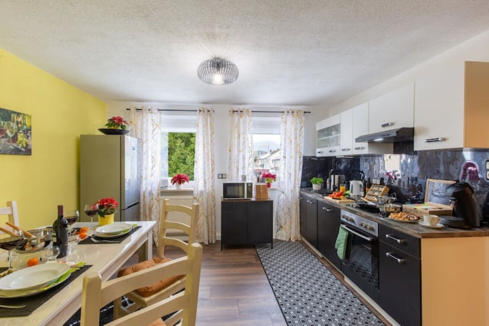 Kühlschrank, Mikrowelle, Ofen, Herdplatte