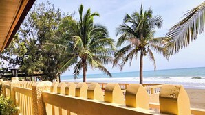 A balcony with a view of the beach and palm trees. - Kasa Cailloux (Pasuquin)