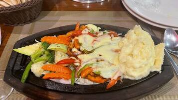 朝食 (ビュッフェ)、毎日提供 (無料)