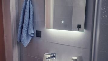 Secadora de cabello, toallas, jabón, papel de baño