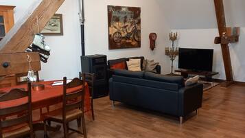 TV, fireplace, ping pong, books