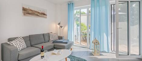 Televisie, een open haard, een dvd-speler en een tafeltennistafel