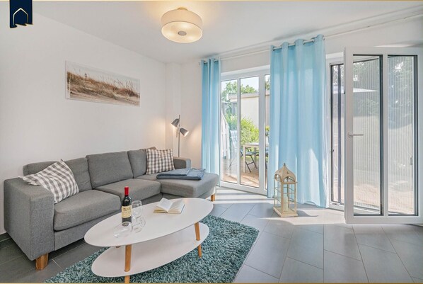 Tv, pejs, dvd-afspiller, bordtennisbord