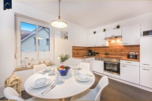 Fridge, oven, stovetop, dishwasher