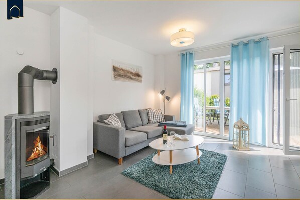 Fernseher, Kamin, DVD-Player, Tischtennisplatte