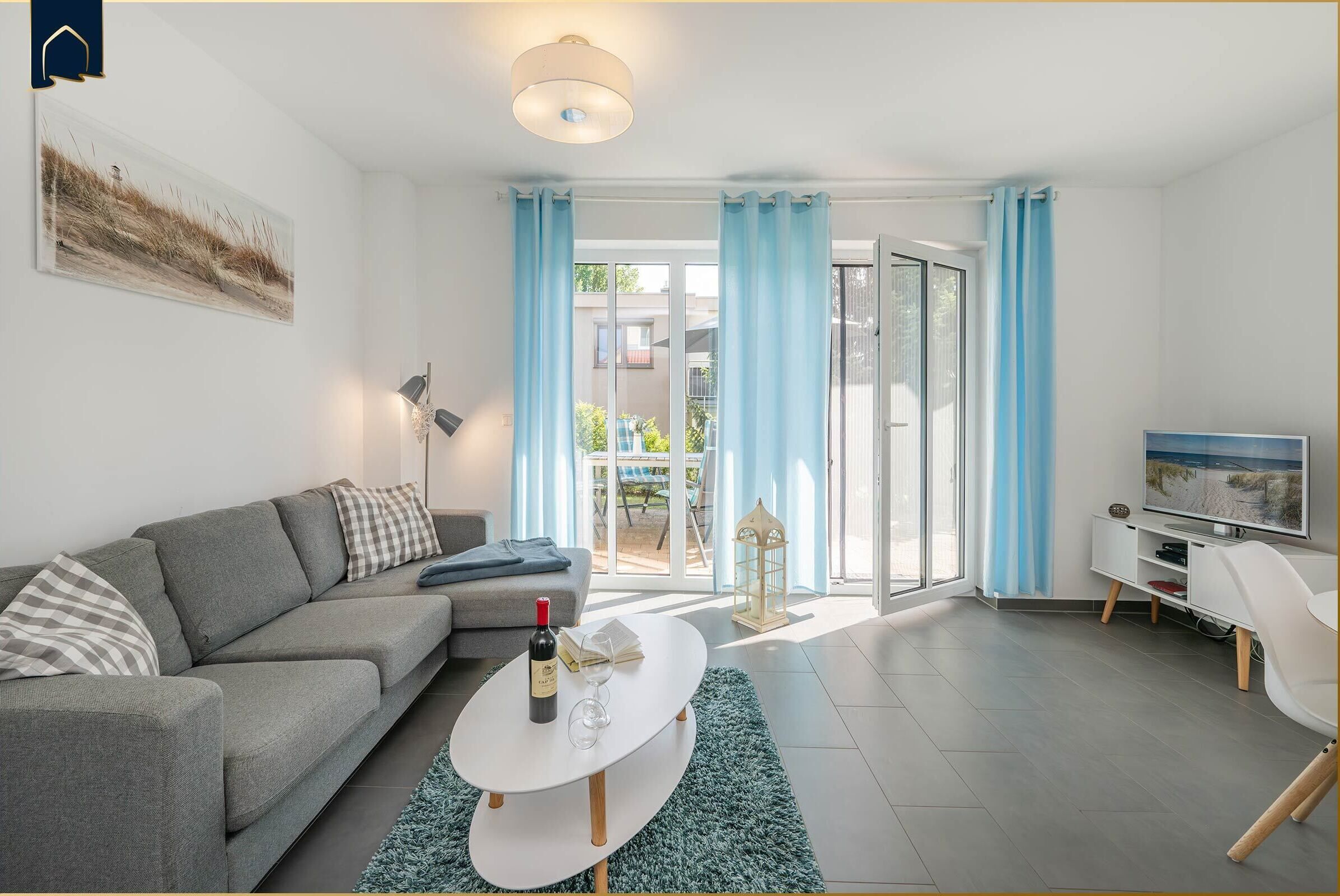 Télévision, cheminée, lecteur de DVD, table de tennis de table