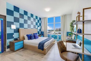 Escritorio, tabla de planchar con plancha, cuna de viaje y wifi