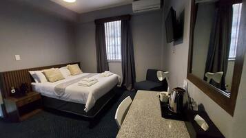 1 habitación, caja de seguridad en la habitación y escritorio