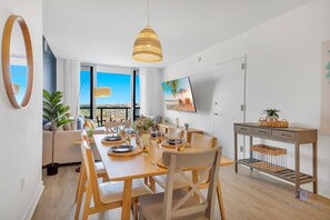 Dining - Resort Condo: Balcony, Pool, Ideal for Families (Hallandale Beach)