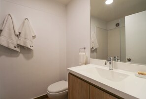 Bruser, hårtørrer, håndklæder