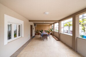 Studio, Balcony, Garden View | Outdoor dining