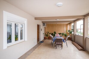 Studio, parveke, näköala puutarhaan | Ulkoruokailutilat