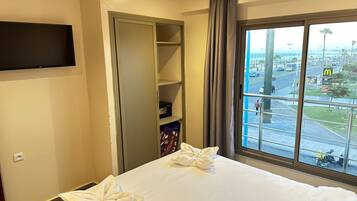 Suite Confort | 1 chambre, coffres-forts dans les chambres, bureau, rideaux occultants