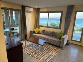 Suíte luxo | Área de estar | TV de tela plana 32 polegadas com canais via satélite, TV