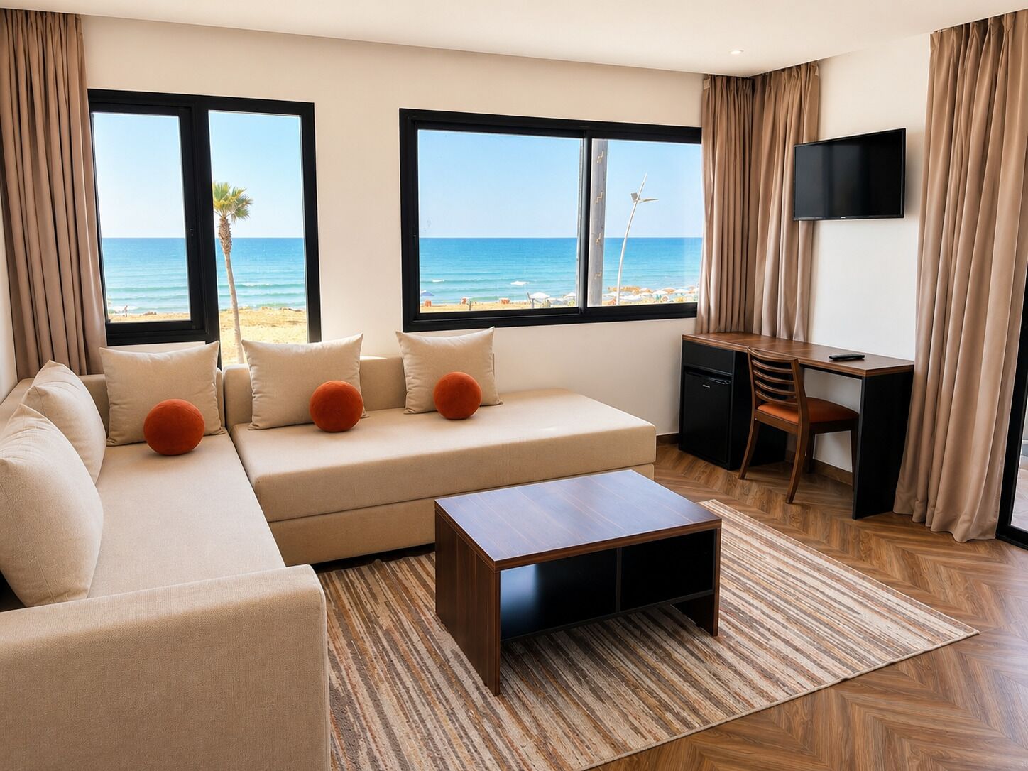 Suite – deluxe | Oppholdsområde | En 32-tommers Flatskjerm-TV med Parabol-TV samt TV