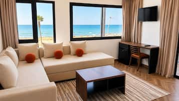 Suite – deluxe | Oppholdsområde | En 32-tommers Flatskjerm-TV med Parabol-TV samt TV