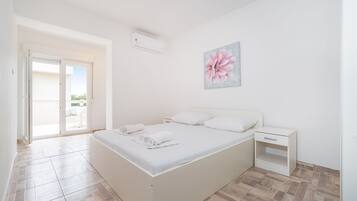 Studio, Multiple Bedrooms, Balcony, Garden View | Interior